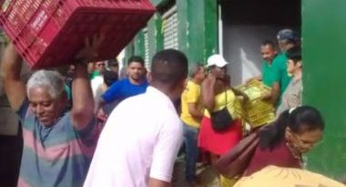 Com feira cancelada por desabastecimento, feirantes de Jaguaquara doam alimentos para população Com feira cancelada por desabastecimento, feirantes de Jaguaquara doam alimentos para população