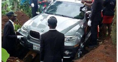Homem enterra pai em BMW de R$ 400 mil para cumprir promessa Homem enterra pai em BMW de R$ 400 mil para cumprir promessa