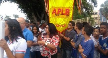 Professores fazem manifestação contra fechamento de escolas em Feira de Santana Professores fazem manifestação contra fechamento de escolas em Feira de Santana